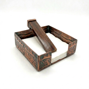 Boîte à mouchoirs vintage en métal avec motif en relief, faite à la main pour l'organisation de la maison ou du bureau, disponible en gros chez White Royals - Product Image 1