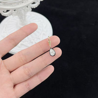 Ciondolo in Oro 18K con Diamante Coltivato in Laboratorio, Cristallo a Goccia, Semplice ed Elegante, in Oro Nero Elettrolitico, con Tre Griffe, Taglio a Goccia/Pera, Charm Delicato