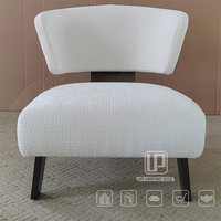 Nouveau fauteuil simple de salon minimaliste en bois massif foncé, avec dossier incliné bas et tissu texturé crocodile blanc sans accoudoirs