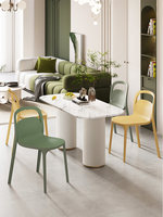 Chaise de salle à manger en plastique de style nordique moderne avec dossier épaissi, empilable, couleur personnalisable pour balcon extérieur et petits espaces