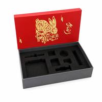 Usine personnalisé chinois rouge boîte-cadeau étui de téléphone portable emballage 2mm papier couché UV avantage feuille spécifications gaufrage aimant
