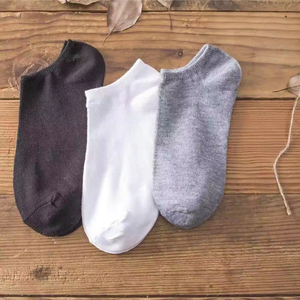 Calcetines de hombre al por mayor, negros y blancos, con embalaje individual, de algodón y elastano, de color liso, de corte bajo, calcetines de regalo de alta calidad. - Product Image 3