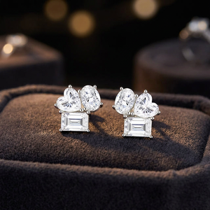 Boucles d'oreilles clous de luxe à trois pierres en diamant de laboratoire taille princesse, certifiées IGI VVS1, en argent sterling, tendance et étincelantes - Product Image 3
