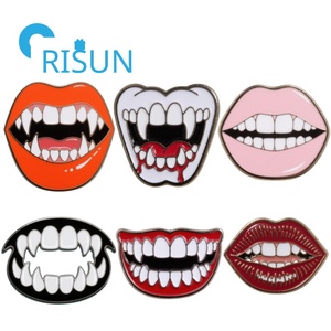 Halloween Bloody Vampire Fangs Black Lips Boca Esmalte Broche Pin Mochila Sombrero Bolsa Collar Solapa Pins Insignias Joyería gótica Regalo - Product Image 1
