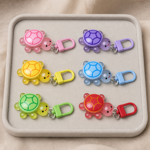Porte-clés pendentif tortue lumineuse mignonne de dessin animé, couleur aléatoire, pour décoration de sac à dos de fille, vente en gros - Product Image 1