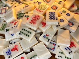 Jeu de tuiles de mahjong en acrylique durable blanc, imprimées, pour 4 joueurs, idéal pour les jeux décontractés et les clubs - Product Image 2