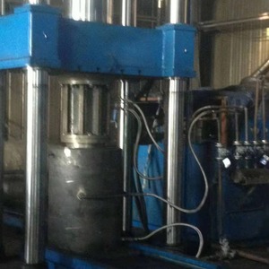 Presse hydraulique à quatre colonnes et quatre poutres 380 V, haute sécurité, pour la fabrication de moules à creusets en graphite - Product Image 4