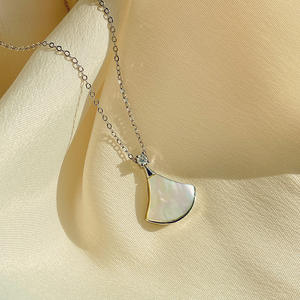 Nuova Collana con Ciondolo a Forma di Conchiglia, Raffinata Collana in Acciaio al Titanio Placcato Oro 18K con Occhi di Gatto per Donne - Product Image 5