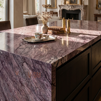 Dalles de marbre grain de bois rose violet poli sur mesure pour encadrement de cheminée, îlot de cuisine, comptoir et revêtement mural de salon