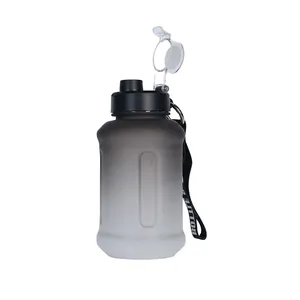 定制设计500毫升2000毫升2L健身运动塑料奶瓶，用于蛋白质奶昔和锻炼前