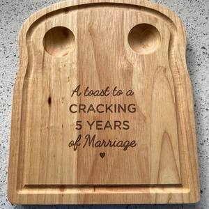 Tavola da pranzo in legno con uovo inciso per regalo di anniversario per lui - Product Image 3