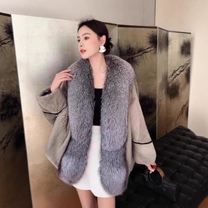 Poncho Invernale 2025 in Velluto e Pelliccia di <span class=keywords><strong>Visone</strong></span> Importato, Lunghezza Media, con Collo in Pelliccia di Volpe e Maniche a Pipistrello per Donna, <span class=keywords><strong>Visone</strong></span> Intero - Product Image 3