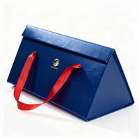 Boîte d'emballage cadeau triangulaire en carton rigide grand format, portable, de luxe, à la mode, avec logo personnalisé estampé à chaud, vente en gros