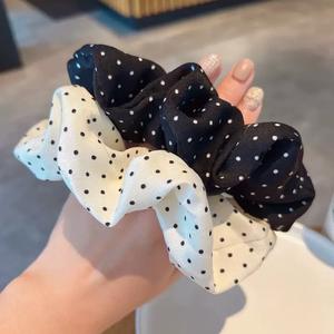 Vente en gros d'élastiques à cheveux vintage à pois, grands scrunchies, accessoires pour cheveux de style européen et américain pour femmes, bandeaux de couleur unie - Product Image 3