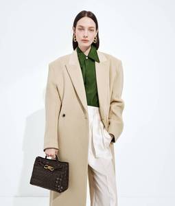 Bolso de mano Bottega BV con silueta alargada en piel Intrecciato flexible, con detalle de nudo distintivo y cierre deslizante Veneta - Product Image 1