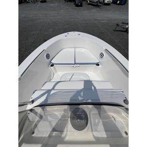 Bateau de travail et de divertissement professionnel Robalo R180 2025 avec moteur F115XB, 18'4 LOA, 8 poutres en fibre de verre et acier - Product Image 5