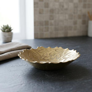 Assiette décorative en métal faite à la main avec motif végétal gravé, forme irrégulière, design traditionnel chinois - Product Image 2