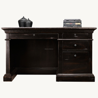 Bureau de direction vintage américain en bois massif avec moulures dentelées, grande table d'écriture et d'ordinateur de style architectural