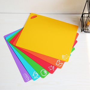 Alfombrilla de corte antideslizante de 6 piezas Alfombrillas de tabla de cortar flexibles de plástico con iconos de alimentos para carne y verduras - Product Image 4