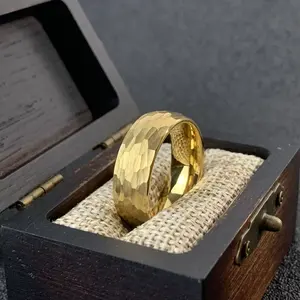 Ouyuan joyería al por mayor 8MM 18K chapado en oro martillado anillo de carburo de tungsteno para hombres mujeres moda compromiso boda banda