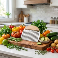 Handmatige groentesnijder van roestvrij staal met gegolfde rand, houten handvat, eenvoudig in gebruik voor het snijden van groenten en fruit.