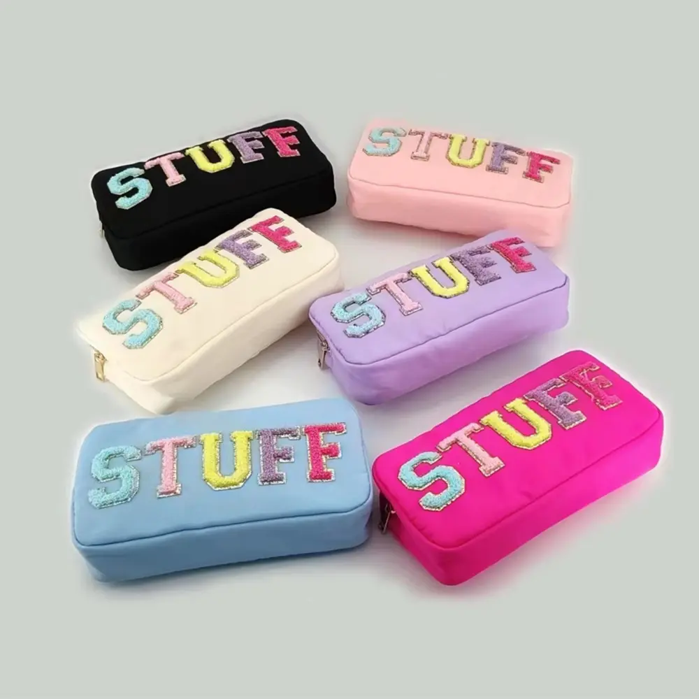 Einfarbige einfache Damen Nylon Make-up Tasche Tragbare benutzer definierte Chenille Letter Patches Custom ized Toiletten artikel Reisetasche Tasche