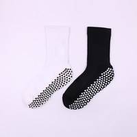 Vente en gros Chaussettes de sport de football unisexes noires écologiques en bambou à haute compression et antidérapantes avec logo antidérapant pour hommes
