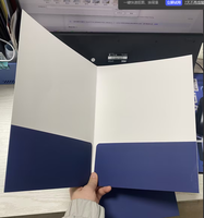 Carpeta con Logotipo en Dorado sobre Fondo Azul Marino, Carpeta A4 Personalizada con Acabado Suave al Tacto y Protección UV, Carpeta de Presentación de Papel A5 Resistente a Arañazos con 2 Bolsillos