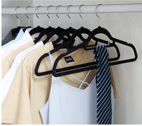 Vente en gros de cintres à cravate en velours Organisateur de manteaux de veste antidérapant pour les magasins de vêtements Injection de matériau ABS pour le stockage des robes