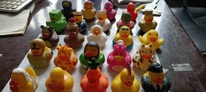 Assortiment de canards en caoutchouc de 2 pouces en vrac pour machine à pinces, jouet de bain, fêtes prénatales - Product Image 6