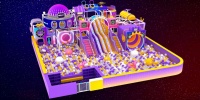 Aire de jeux intérieure sur le thème de l'espace néon avec zone de jeu de rôle, piscine à balles, toboggan en spirale et trampoline pour centre commercial et FEC