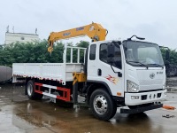 Nouvelle grue sur camion FAW à moteur diesel Weichai, manuelle, 4 tonnes, flèche télescopique 4 sections, haute efficacité, blanche