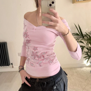 Camiseta de Manga Larga con Estampado Floral Vintage Y2K para Mujer, Simple, Básica, con Flores Rosadas, Cuello en V, Corte Ajustado, Ecológica y Cómoda - Product Image 3