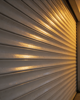 Volet roulant moderne en alliage d'aluminium, étanche et coupe-vent, avec finition de surface et commande électrique pour garage et villa