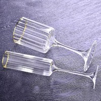 Verre à vin élégant en verre cannelé vertical vintage avec bordure dorée, idéal pour banquets et restaurants (vente en gros)