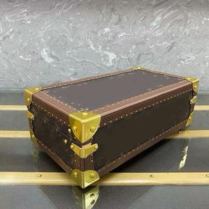Caja de Almacenamiento para Relojes de Cuero Genuino con 8 Ranuras Cuadradas, Resistente a Impactos y Forrada de Terciopelo - Product Image 4