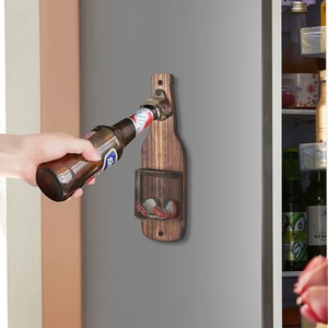 Ouvre-bouteille mural avec récupérateur de bouchons pour la décoration de cuisine ou de bar, design rétro en bois coloré - Product Image 1