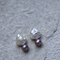 Boucles d'oreilles clous en perles baroques naturelles irrégulières faites à la main avec pierres précieuses colorées et pierres rondes en cristal naturel.