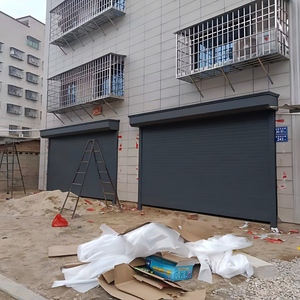<span class=keywords><strong>Porte</strong></span> <span class=keywords><strong>de</strong></span> <span class=keywords><strong>garage</strong></span> à enroulement isolée en aluminium gris anthracite <span class=keywords><strong>RAL</strong></span> <span class=keywords><strong>7016</strong></span> moderne pour villa <span class=keywords><strong>de</strong></span> luxe, pour une esthétique saisissante - Product Image 3