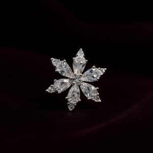 Orecchini a Perno E3912 con Fiore Dorato, Cristalli e Strass, Gioielli di Lusso in Lega di Zinco per Uso Quotidiano - Product Image 2