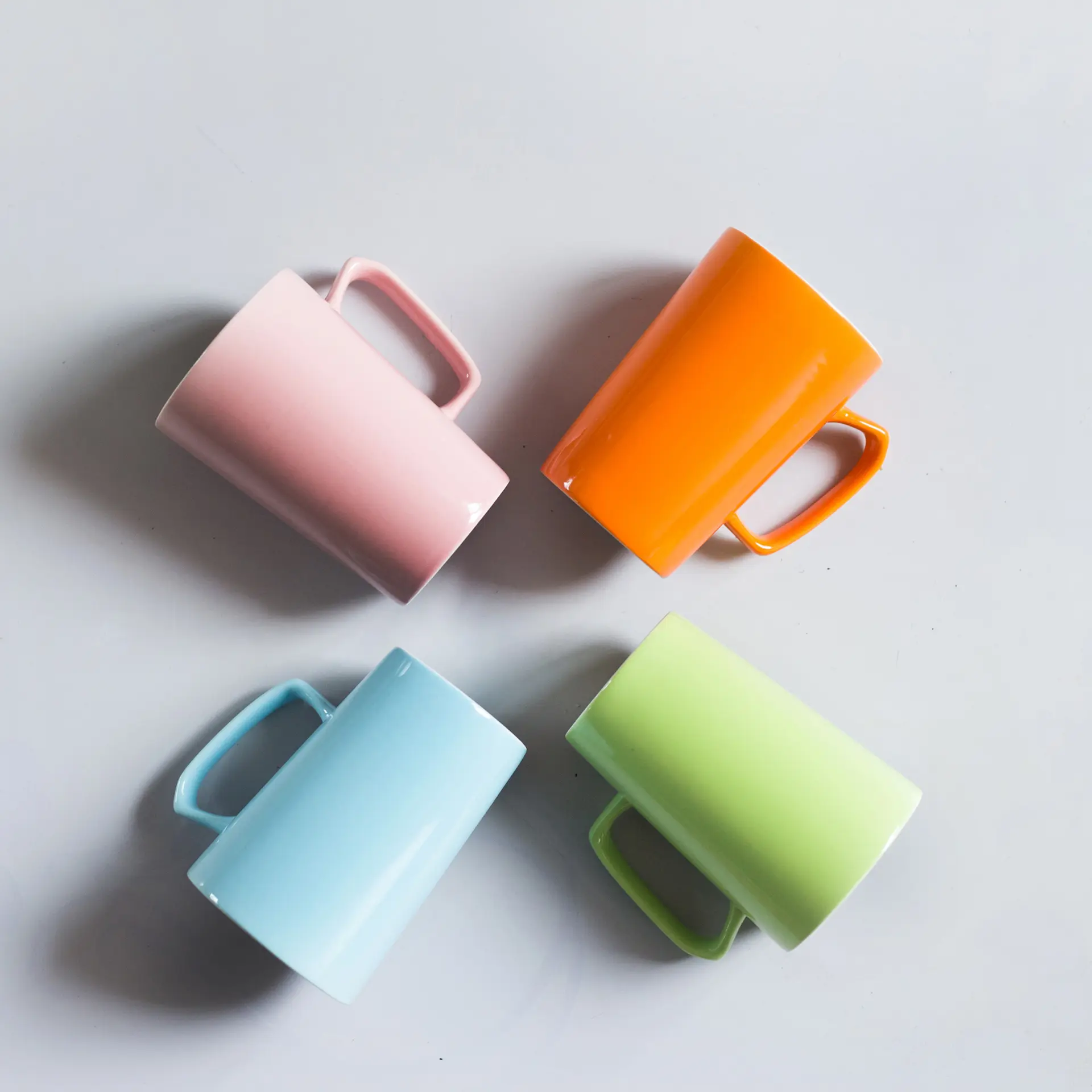 Trống giá rẻ số lượng lớn đồng bằng Trắng Orange Blue Pink Mug in biểu tượng tùy chỉnh gốm cốc cà phê