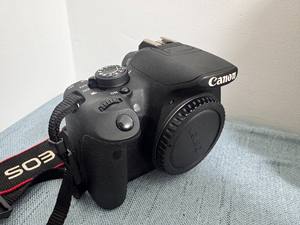 Appareil Photo Numérique Hybride Canon <span class=keywords><strong>EOS</strong></span> <span class=keywords><strong>700D</strong></span> 18.0 MP d'Occasion en Gros - Product Image 3