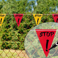 Drapeaux triangulaires de signalisation routière, barrières de sécurité routière, fanions