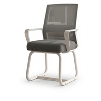 Chaise de bureau moderne et minimaliste en acier maillé, confortable et ergonomique, avec dossier et accoudoirs, idéale pour les réunions et les négociations