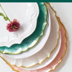 Plato de Plástico PP Blanco de Lujo Moderno y Ecológico de 13 Pulgadas para Fiestas y Banquetes, con Borde Dorado y Diseño Floral Ondulado para Bodas - Product Image 2
