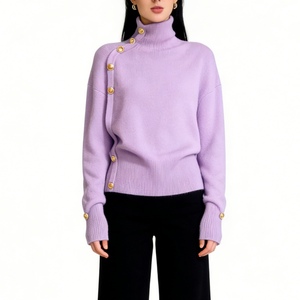 Pull en maille à col roulé pour femme - Détail boutons dorés, coupe ample, tendance - Product Image 6