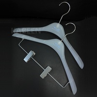 Robuste ABS-Kunststoff-Kleiderbügel mit Clips, Mindestbestellmenge 30 Stück, Individuelles Logo für Herren- und Damenbekleidungsgeschäfte, Kleiderpräsentation