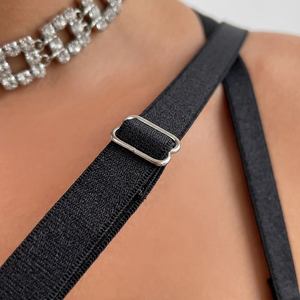 Soutien-gorge de sport noir premium pour femme, bretelles réglables, bande contrastante blanche, encolure dégagée, respirant à l'avant, idéal pour le yoga, la gym et le fitness - Product Image 6