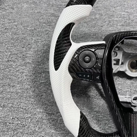 Volant de voiture personnalisé en fibre de carbone avec cuir perforé blanc, adapté à Toyota 8ème génération Camry Corolla CHR RAV4