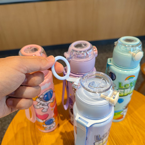 Bouteille d'eau en plastique unisexe de 700 ml avec paille et couvercle à corde, motif astronaute de dessin animé pour enfants, idéale pour l'école, la maison et le camping. - Product Image 6